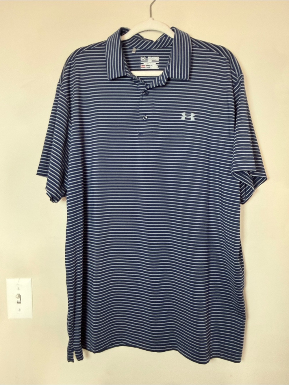 Men’s Under Armour Navy and White Loose Fit Striped Golf Polo. Size XXL